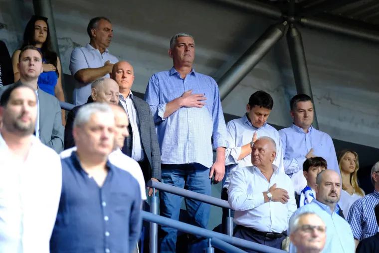 Totalna ludnica u Draženovu domu. Pogledajte paklenu atmosferu s utakmice Cibone i Zadra, pažnju privukle atraktivne plesačice