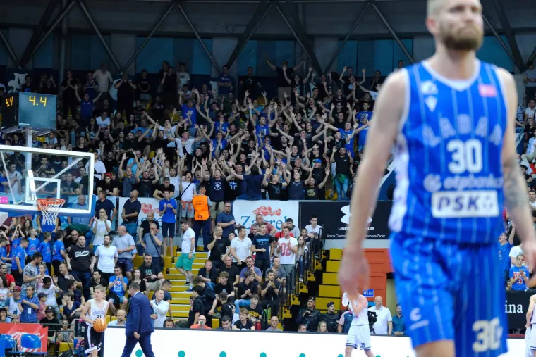 Totalna ludnica u Draženovu domu. Pogledajte paklenu atmosferu s utakmice Cibone i Zadra, pažnju privukle atraktivne plesačice