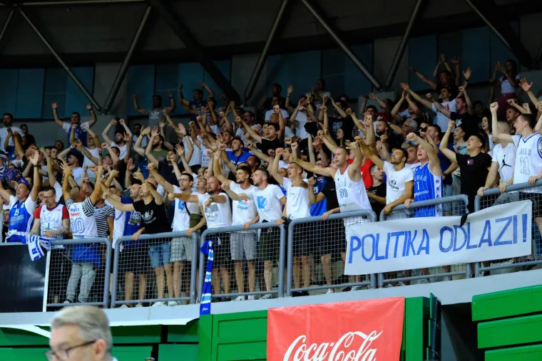 Totalna ludnica u Draženovu domu. Pogledajte paklenu atmosferu s utakmice Cibone i Zadra, pažnju privukle atraktivne plesačice