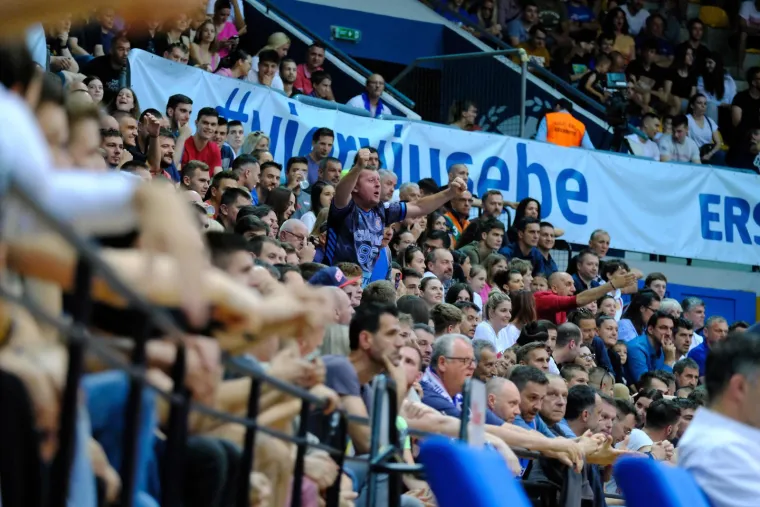 Totalna ludnica u Draženovu domu. Pogledajte paklenu atmosferu s utakmice Cibone i Zadra, pažnju privukle atraktivne plesačice