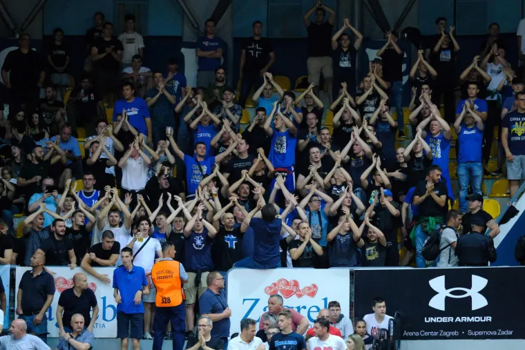 Totalna ludnica u Draženovu domu. Pogledajte paklenu atmosferu s utakmice Cibone i Zadra, pažnju privukle atraktivne plesačice