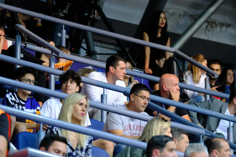 Totalna ludnica u Draženovu domu. Pogledajte paklenu atmosferu s utakmice Cibone i Zadra, pažnju privukle atraktivne plesačice