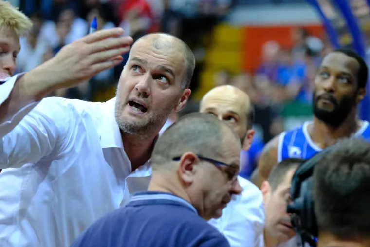 Totalna ludnica u Draženovu domu. Pogledajte paklenu atmosferu s utakmice Cibone i Zadra, pažnju privukle atraktivne plesačice