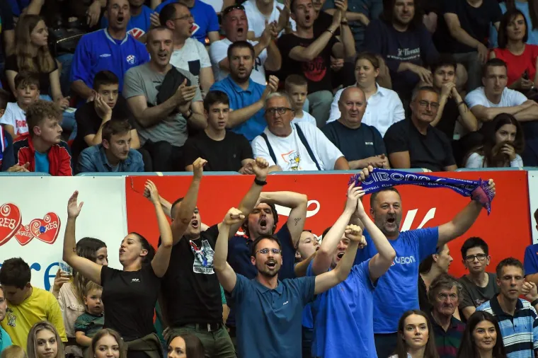 Totalna ludnica u Draženovu domu. Pogledajte paklenu atmosferu s utakmice Cibone i Zadra, pažnju privukle atraktivne plesačice