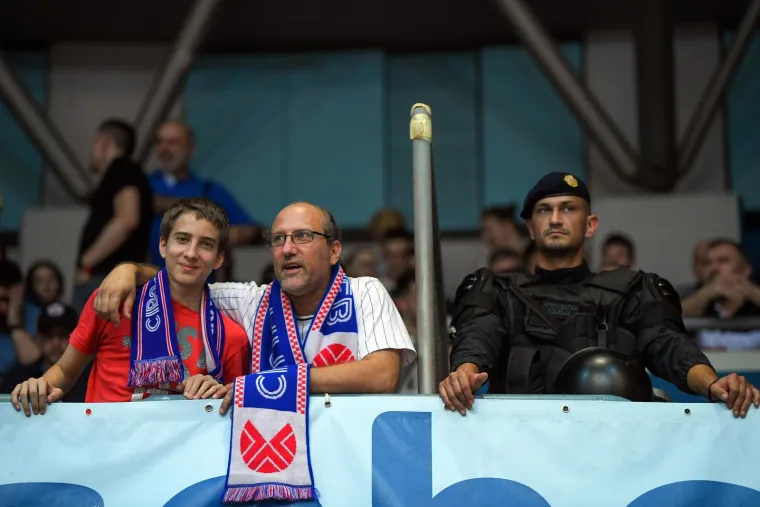 Totalna ludnica u Draženovu domu. Pogledajte paklenu atmosferu s utakmice Cibone i Zadra, pažnju privukle atraktivne plesačice