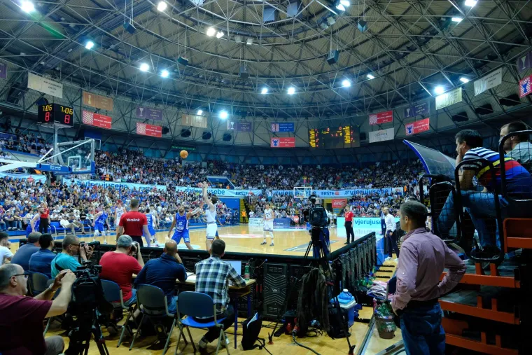 Totalna ludnica u Draženovu domu. Pogledajte paklenu atmosferu s utakmice Cibone i Zadra, pažnju privukle atraktivne plesačice