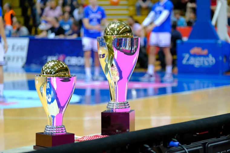 Totalna ludnica u Draženovu domu. Pogledajte paklenu atmosferu s utakmice Cibone i Zadra, pažnju privukle atraktivne plesačice