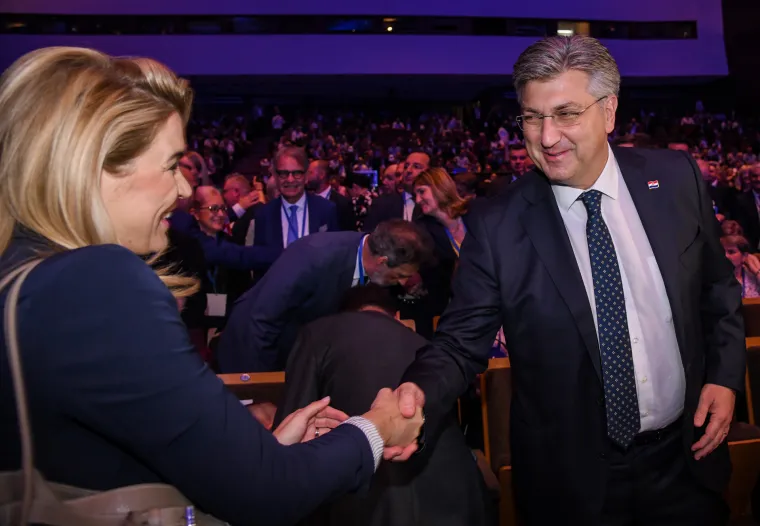 Lisinski pun raspoloženih HDZ-ovaca: Pogledajte tko je sve došao na Sabor. Beroš stigao među prvima, a Weber je kasnio