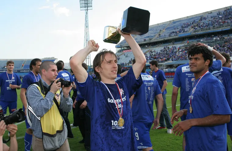Svima poznati Luka Modrić! Najbolji hrvatski nogometaš svih vremena napustio je Maksimir 2008. godine, a Dinamo ga je tada unovčio za ogronih 22.5 milijuna eura. U to vrijeme je bila ogromna cifra za jednog nogometaša iz HNL-a, ali Luka je opravdao svaki novčić kojeg je netko uložio u njega.