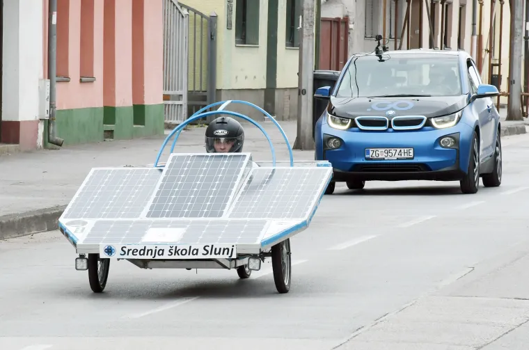 Pogledajte kakve su se solarne strojčine od auta utrkivale ulicama Siska: Učenici su sami napravili svoje automobile