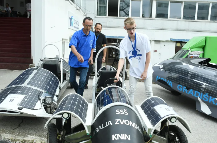 Pogledajte kakve su se solarne strojčine od auta utrkivale ulicama Siska: Učenici su sami napravili svoje automobile