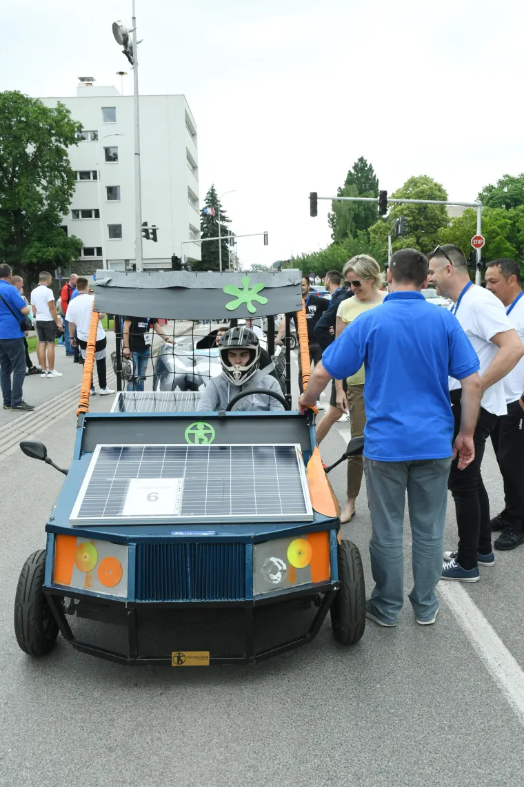 Pogledajte kakve su se solarne strojčine od auta utrkivale ulicama Siska: Učenici su sami napravili svoje automobile