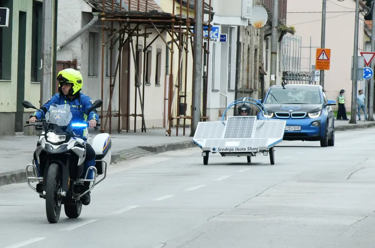 Pogledajte kakve su se solarne strojčine od auta utrkivale ulicama Siska: Učenici su sami napravili svoje automobile