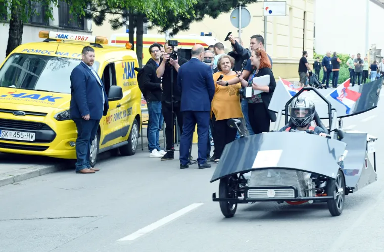 Pogledajte kakve su se solarne strojčine od auta utrkivale ulicama Siska: Učenici su sami napravili svoje automobile