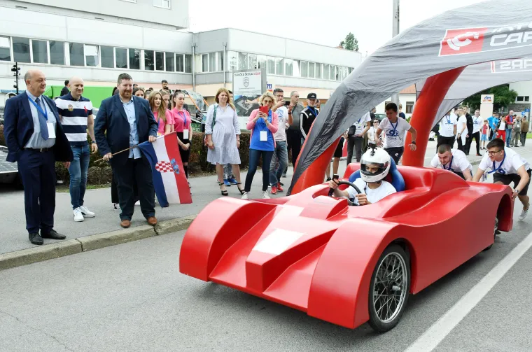 Pogledajte kakve su se solarne strojčine od auta utrkivale ulicama Siska: Učenici su sami napravili svoje automobile
