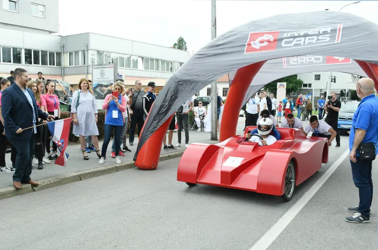 Pogledajte kakve su se solarne strojčine od auta utrkivale ulicama Siska: Učenici su sami napravili svoje automobile