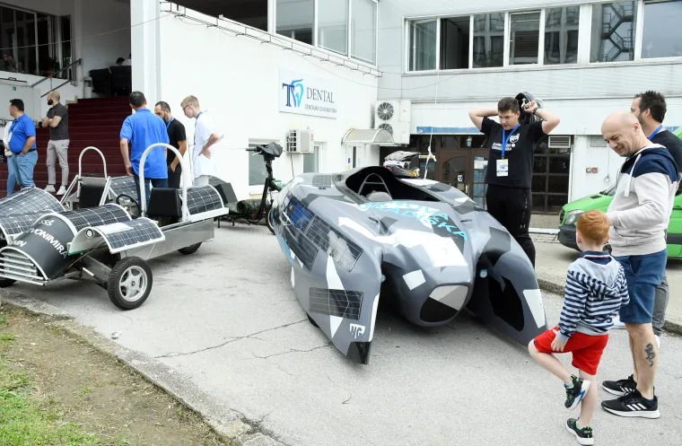 Pogledajte kakve su se solarne strojčine od auta utrkivale ulicama Siska: Učenici su sami napravili svoje automobile