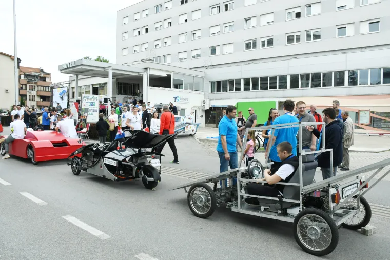 Pogledajte kakve su se solarne strojčine od auta utrkivale ulicama Siska: Učenici su sami napravili svoje automobile