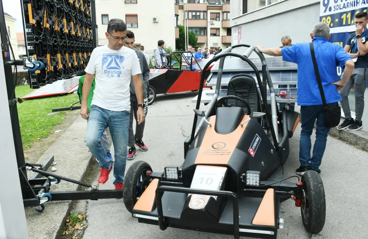 Pogledajte kakve su se solarne strojčine od auta utrkivale ulicama Siska: Učenici su sami napravili svoje automobile