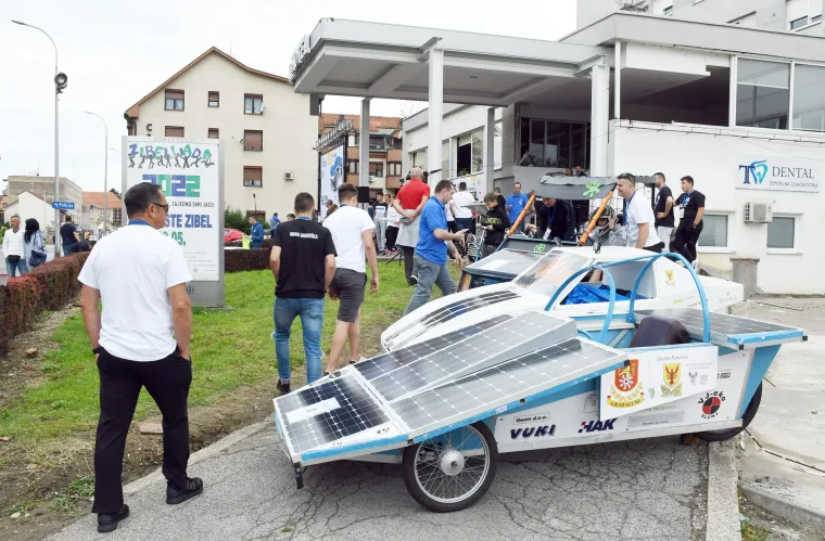 Pogledajte kakve su se solarne strojčine od auta utrkivale ulicama Siska: Učenici su sami napravili svoje automobile