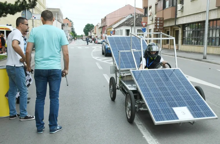 Pogledajte kakve su se solarne strojčine od auta utrkivale ulicama Siska: Učenici su sami napravili svoje automobile