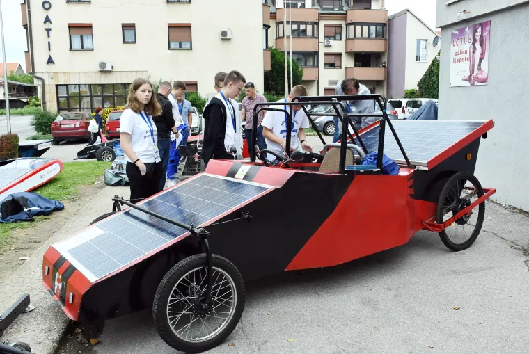 Pogledajte kakve su se solarne strojčine od auta utrkivale ulicama Siska: Učenici su sami napravili svoje automobile