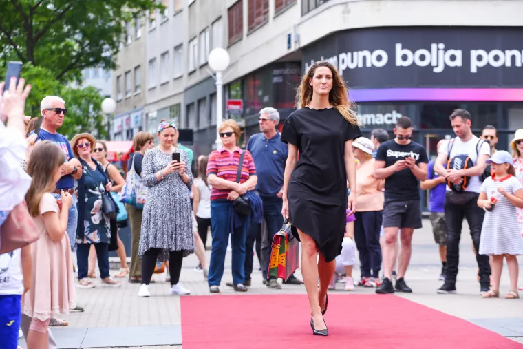 Danas je u centru Zagreba bilo vruće: Djevojkama su šareni modeli haljina isticali figuru