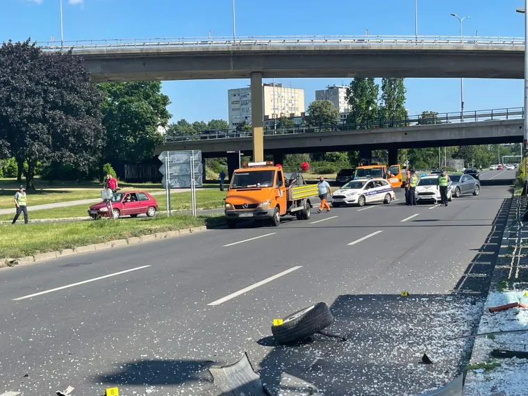 Pogledajte mjesto te&scaron;ke prometne nesreće: Automobil naletio na tramvajsku stanicu, tri osobe su ozlijeđene