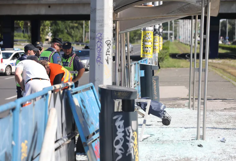 Pogledajte mjesto te&scaron;ke prometne nesreće: Automobil naletio na tramvajsku stanicu, tri osobe su ozlijeđene