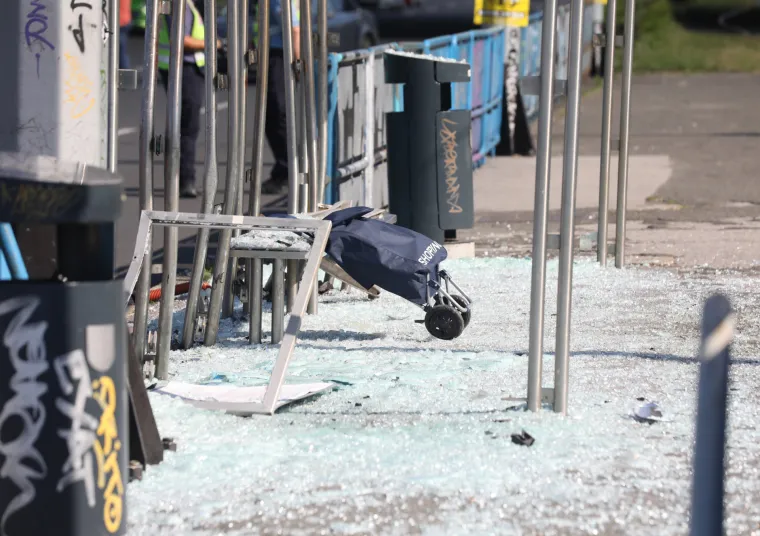Pogledajte mjesto te&scaron;ke prometne nesreće: Automobil naletio na tramvajsku stanicu, tri osobe su ozlijeđene