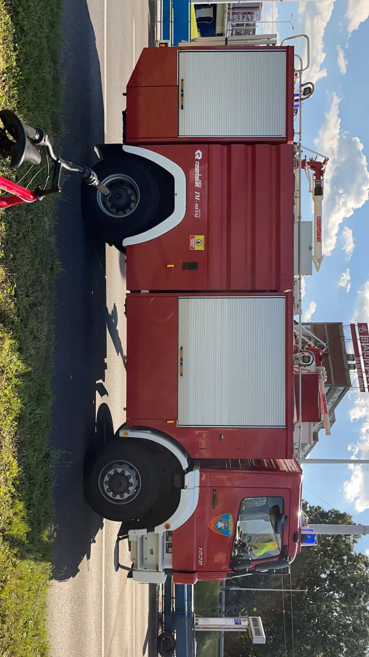 Pogledajte mjesto te&scaron;ke prometne nesreće: Automobil naletio na tramvajsku stanicu, tri osobe su ozlijeđene