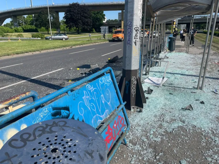 Pogledajte mjesto te&scaron;ke prometne nesreće: Automobil naletio na tramvajsku stanicu, tri osobe su ozlijeđene