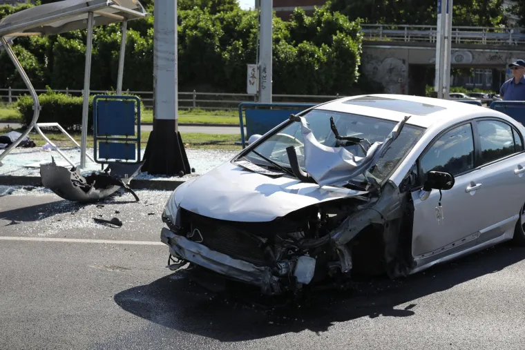 Pogledajte što je ostalo od tramvajske stanice nakon što ju je 'pokosio' vozač automobila pri velikoj brzini