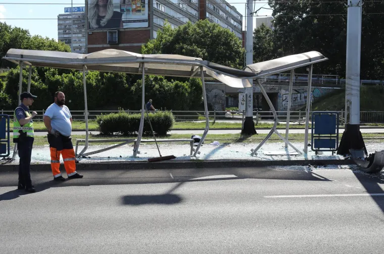 Pogledajte što je ostalo od tramvajske stanice nakon što ju je 'pokosio' vozač automobila pri velikoj brzini