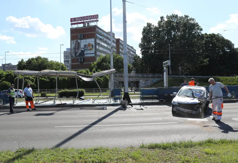 Pogledajte što je ostalo od tramvajske stanice nakon što ju je 'pokosio' vozač automobila pri velikoj brzini