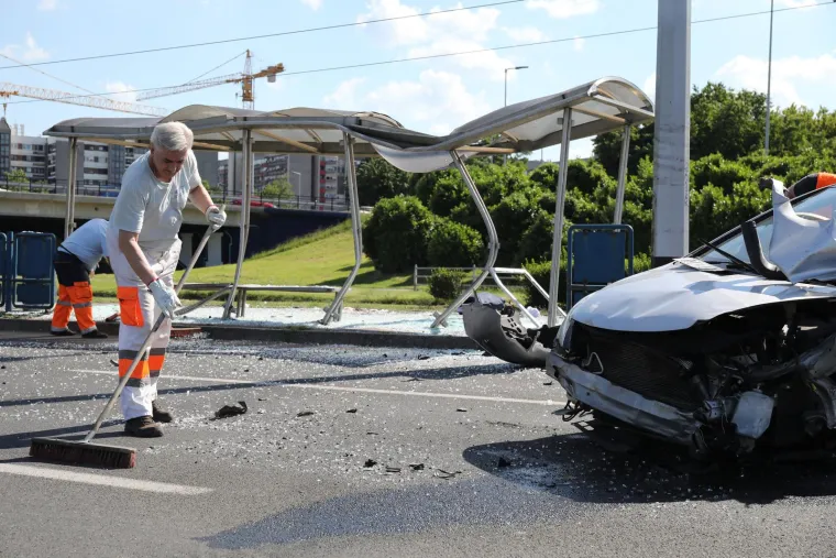 Pogledajte što je ostalo od tramvajske stanice nakon što ju je 'pokosio' vozač automobila pri velikoj brzini