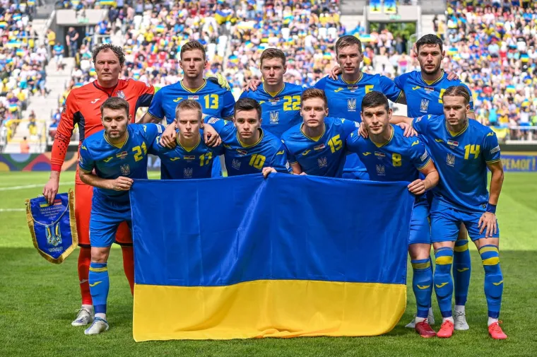 Prizori koji diraju ravno u srce: Pogledajte kako su ukrajinski nogometa&scaron;i iza&scaron;li na teren i &scaron;to ih je dočekalo na tribinama