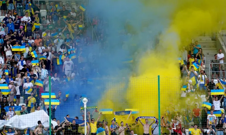 Prizori koji diraju ravno u srce: Pogledajte kako su ukrajinski nogometa&scaron;i iza&scaron;li na teren i &scaron;to ih je dočekalo na tribinama