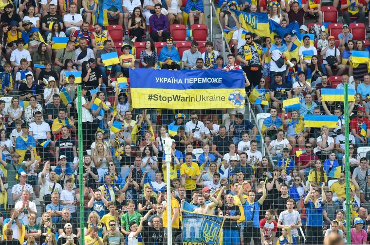 Prizori koji diraju ravno u srce: Pogledajte kako su ukrajinski nogometa&scaron;i iza&scaron;li na teren i &scaron;to ih je dočekalo na tribinama