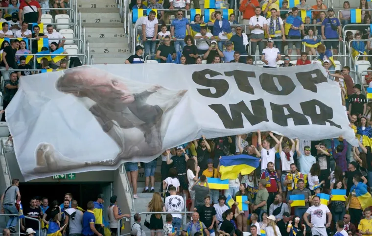 Prizori koji diraju ravno u srce: Pogledajte kako su ukrajinski nogometa&scaron;i iza&scaron;li na teren i &scaron;to ih je dočekalo na tribinama