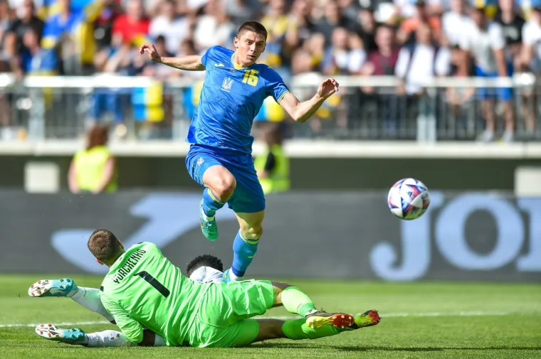 Prizori koji diraju ravno u srce: Pogledajte kako su ukrajinski nogometa&scaron;i iza&scaron;li na teren i &scaron;to ih je dočekalo na tribinama