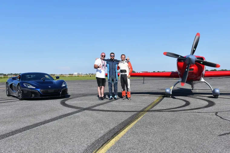 Unatoč izrazito jakom i nepogodnom vjetru koji je ometao i vozača Nevere i pilota, iskusni kormilari svojih bolida priredili su dvadesetominutni show za pamćenje za 300-tinjak gledatelja koji su uspjeli doći do ulaznice za današnji spektakl