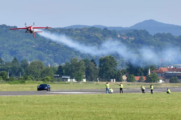 U velikoj borbi u kojoj su i Nevera i avion postigli brzine iznad 350 km/h, konačnu i uvjerljivu pobjedu odnio je hiperautomobil razvijen u Svetoj Nedjelji, Rimac Nevera