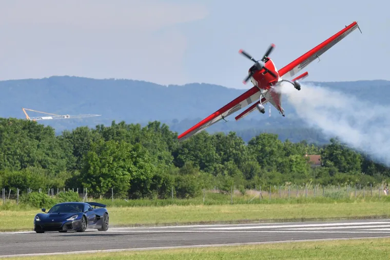 Rimac Neverom upravljao je iskusni vozač Miro Zrnčević, glavni testni vozač za Bugatti Rimac. Miro, poznatiji kao Mrgud, maherski je danas odvozio ne samo utrku, već i akrobatski dio u kojem je svoj avion vozio okrenut iznad Nevere