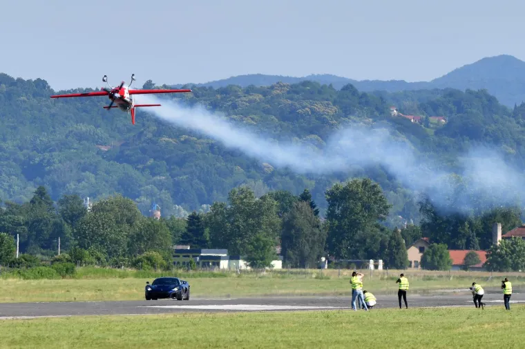 Današnji spektakl dio je trodnevnog susreta u kojem je jedan Varaždinac, inače ljubitelj vhunskih automobila, odlučio u svoj rodni grad dovesti skupocjene automobile koje na ulicama i ne viđamo baš često