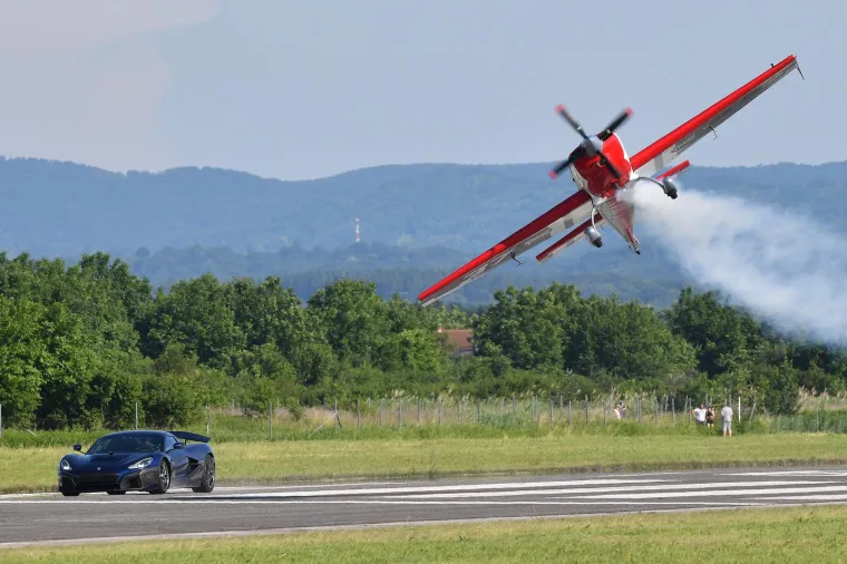 &quot;Moja vizija je da i manji gradovi mogu biti centri vrhunskih automobilskih događaja. Drago mi je da su ovaj susret prepoznali naši prijatelji i partneri iz brojnih europskih zemalja pa tako vlasnici ovih automobila dolaze iz Švicarske, Italije, Njemačke, Slovenije....&quot;, izjavio je Krešimir Mostarčić, glavni organizator današnjeg spektakla, te je dodao da će se slični događaji pod nazivom FLY OVER by CleanFellas održati i u Osijeku te Puli