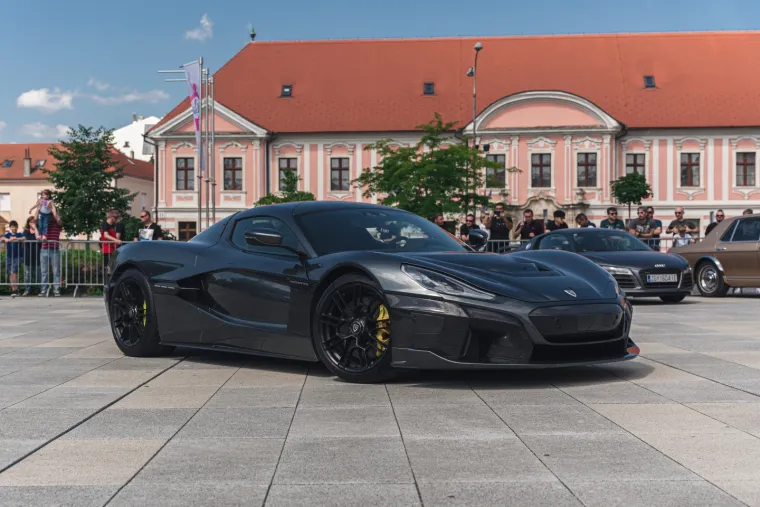 Rimčeva Nevera i sportski avion odmjerili snage: Pogledajte senzacionalne fotke ove opasne akrobacije