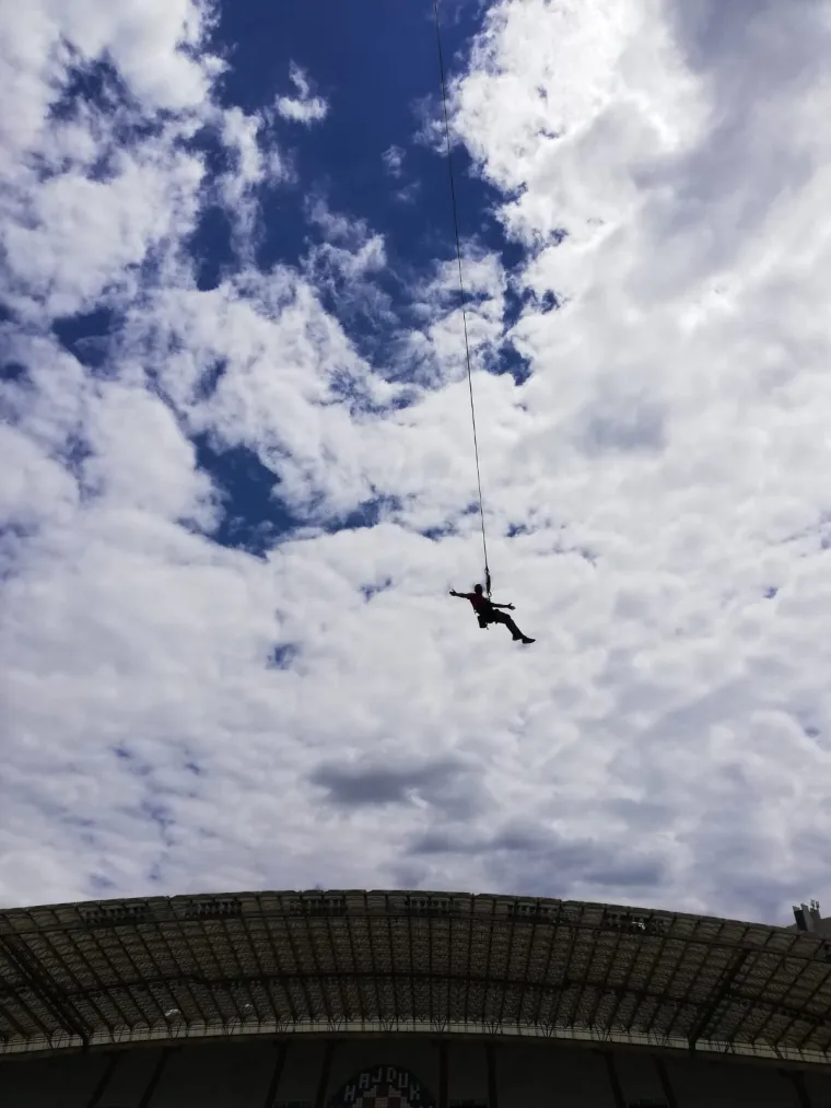 Otkrili smo kako izgleda &scaron;etnja po krovu Poljuda i koliko je stra&scaron;an skok iz novinarske lože