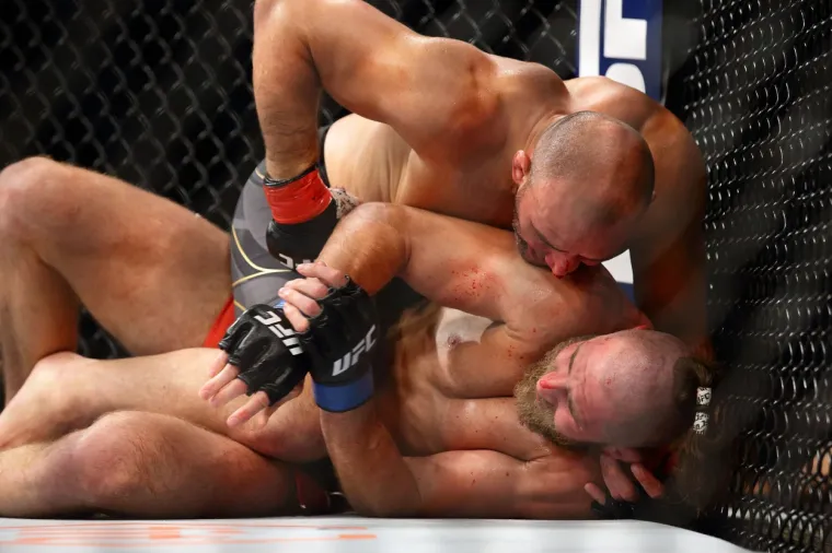 Bio je to jedan od najbrutalnijih mečeva UFC-a u posljednje vrijeme. Pogledajte dramatične scene iz borbe Prochazke i Glovera