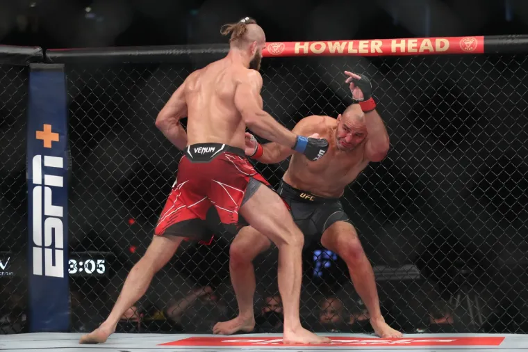 Bio je to jedan od najbrutalnijih mečeva UFC-a u posljednje vrijeme. Pogledajte dramatične scene iz borbe Prochazke i Glovera